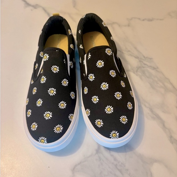 Kids Black Slip-On Canvas Shoes with Daisy Print - Picture 1 of 9